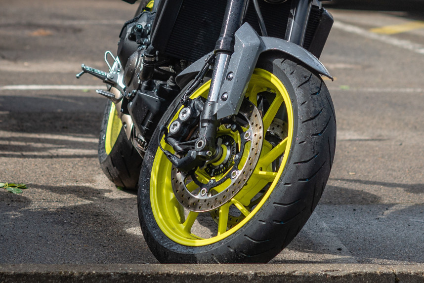 closeup-tire-and-dish-bake-of-street-motorcycle.thumb.jpg.4486809420e90f835a6a4f646530581d.jpg